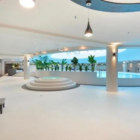 Hanza Tower Club Pool & Sauna & Jacussi & Apartmán *